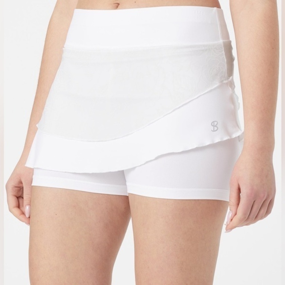 Sofibella Women's Bliss Layered Tennis Skort in White size Medium